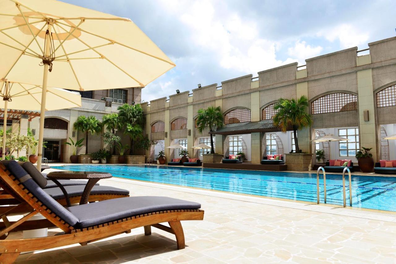 Grand Hi Lai Hotel Kaohsiung Esterno foto The swimming pool at the hotel