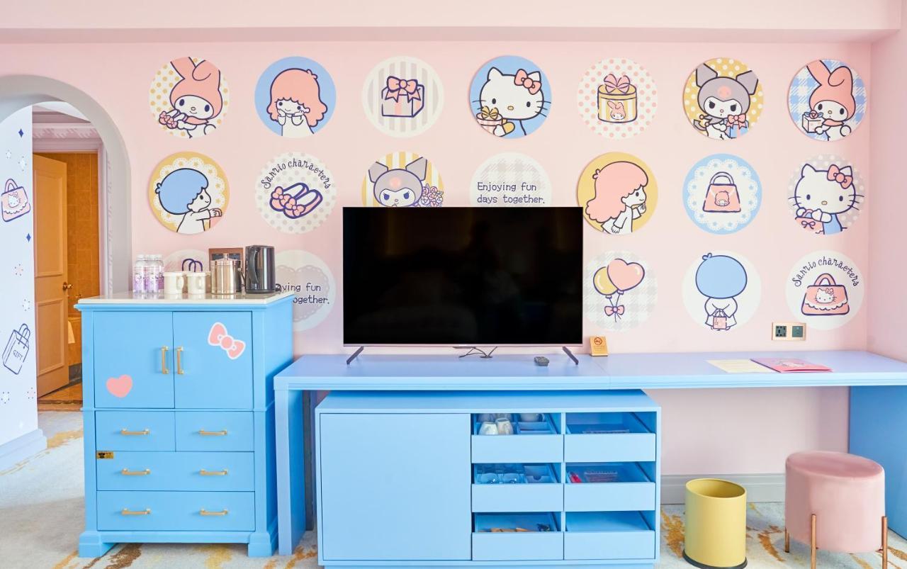 Grand Hi Lai Hotel Kaohsiung Esterno foto Sanrio characters on a wall